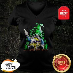 Nice Lucky Gnomes Hug Minnesota Vikings St Patrick’s Day V-Neck
