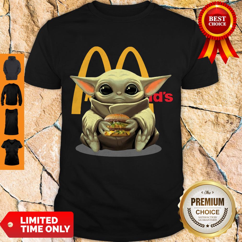 Funny Nice Baby Yoda Hug Hamburguesa McDonald’s Shirt