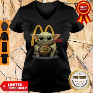 Funny Nice Baby Yoda Hug Hamburguesa McDonald’s V-Neck