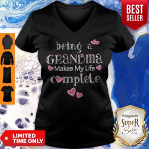 Pretty Being A Grandma Makes My Life Complete V-Neck