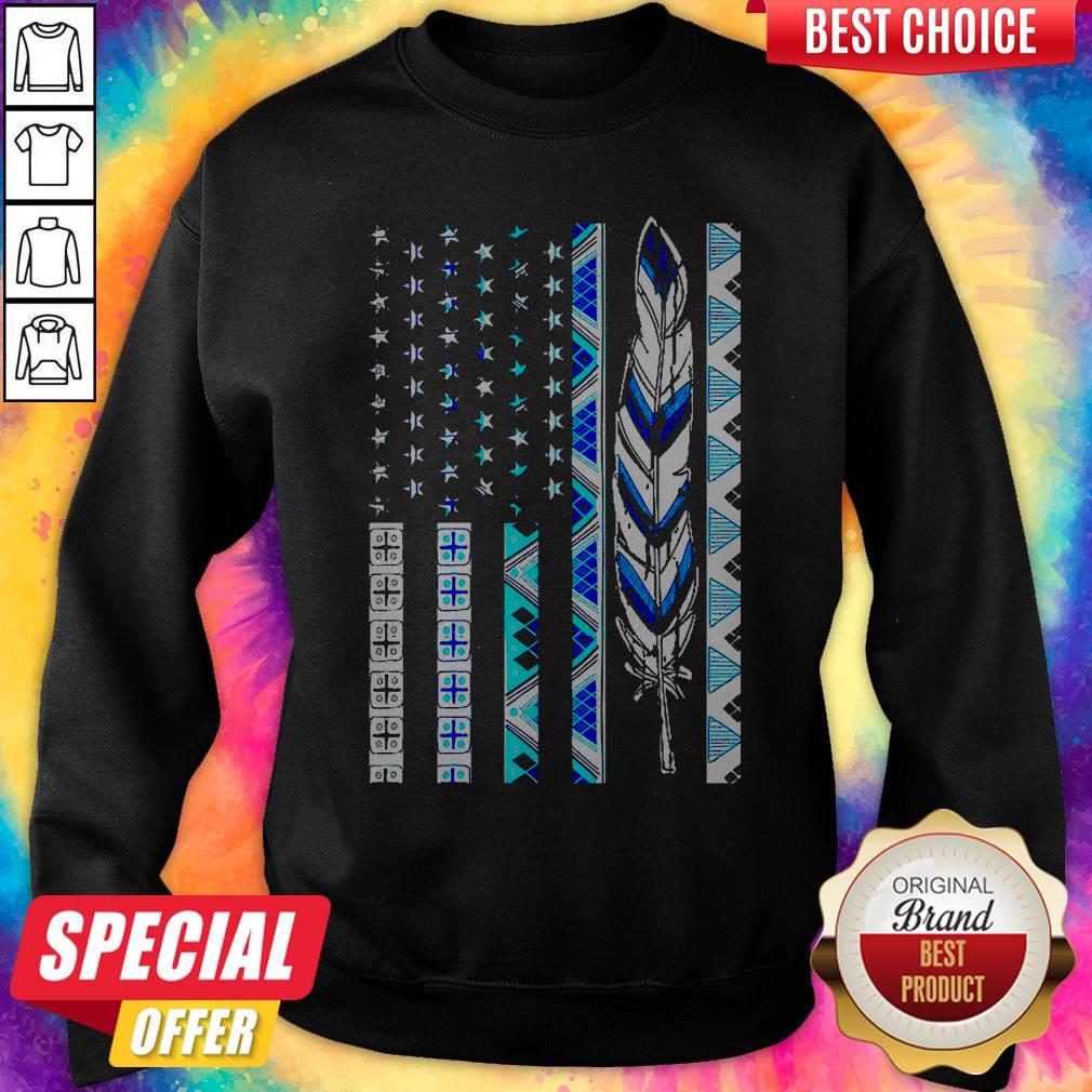 Pretty Native American Flag Feather Gift Sweatshirt Pretty Native American Flag Feather Gift Sweatshirt