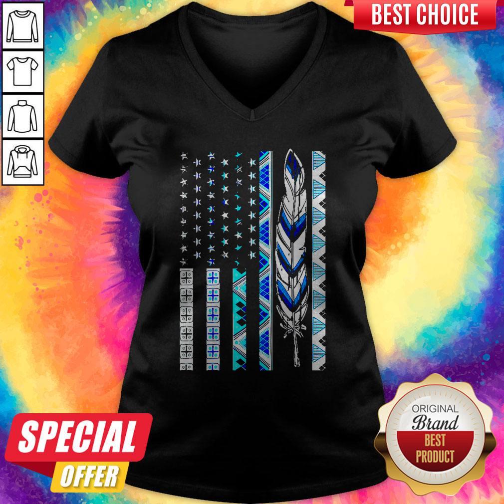 Pretty Native American Flag Feather Gift V-neck Pretty Native American Flag Feather Gift V-neck