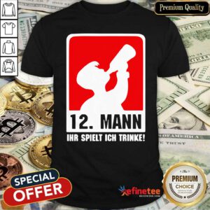 Premium 12 Mann Ihr Spielt Ich Trinke Shirt - Design By Refinetee.com
