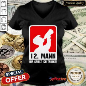 Premium 12 Mann Ihr Spielt Ich Trinke V-neck - Design By Refinetee.com