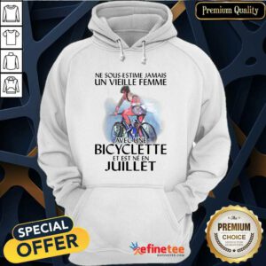 Pro Ne Sous Estimez Jamais Un Vieille Femme Avec Une Bicyclette Et Est Ne En Juillet Hoodie - Design By Refinetee.com