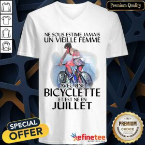 Pro Ne Sous Estimez Jamais Un Vieille Femme Avec Une Bicyclette Et Est Ne En Juillet V-neck - Design By Refinetee.com
