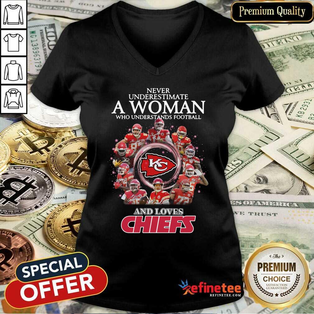 Pro Never Underestimate A Woman Who Understands Football And Loves Kansas City Chiefs Signatures 2021 V-neck Pro Never Underestimate A Woman Who Understands Football And Loves Kansas City Chiefs Signatures 2021 V-neck