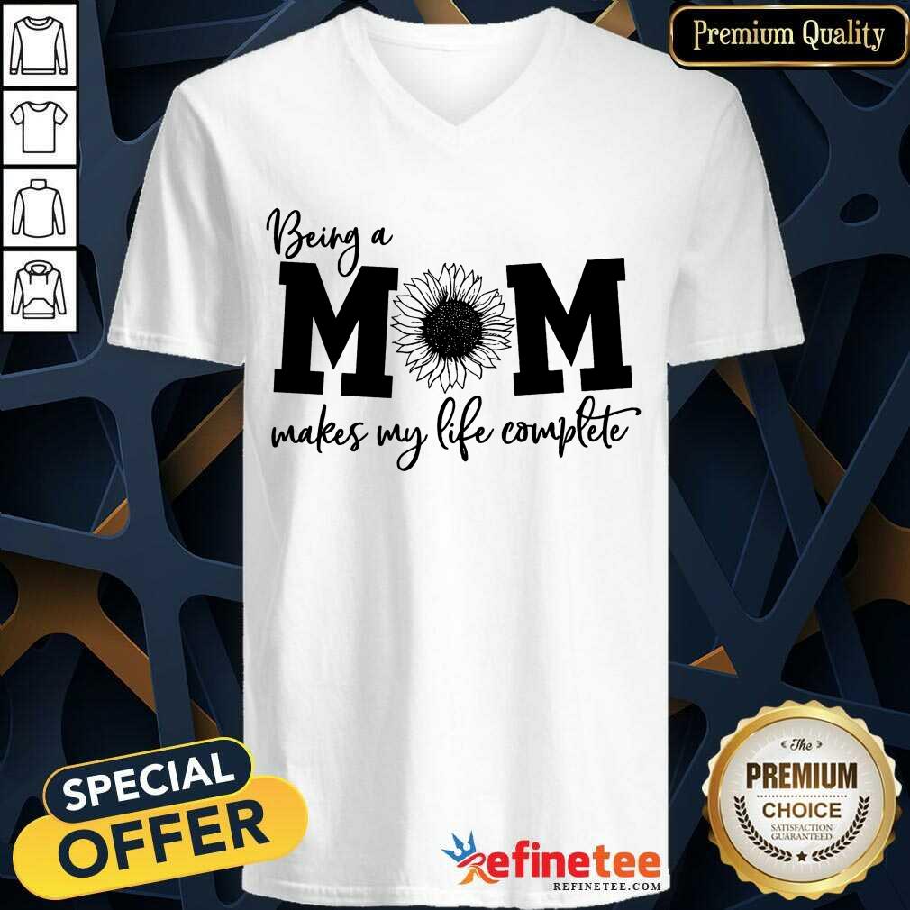 Happy Being A Mom Makes My Life Complete V-neck Happy Being A Mom Makes My Life Complete V-neck