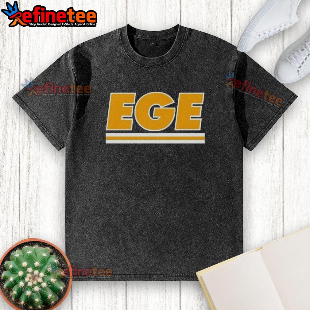 Alt Text: Premium Ege Kansas City Chiefs football washed t-shirt in red, featuring team logo and comfortable fit for fans.