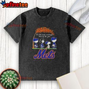 Premium New York Mets x Peanuts Snoopy and Friends autumn t-shirt featuring a festive design for the holidays.