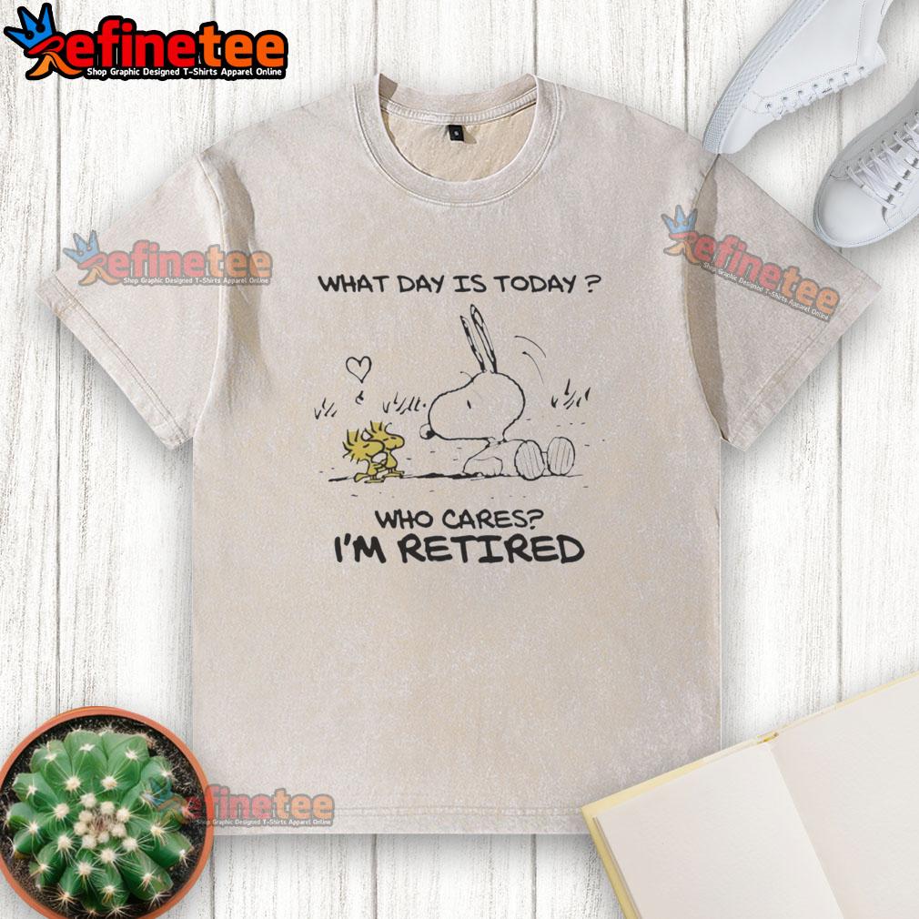 Alt Text: Awesome Snoopy Peanuts 'What Day Is Today? Who Cares, I'm Retired' washed t-shirt featuring cartoon design.