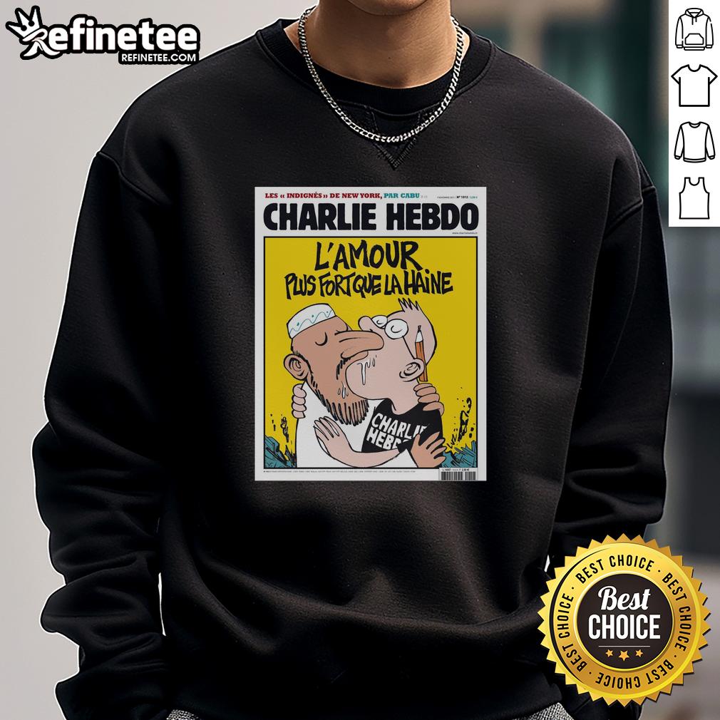 Alt Text: Two men kissing in a vibrant 'L'Amour Plus Fort Que La Haine' sweatshirt, symbolizing love and unity, Charlie Hebdo style.