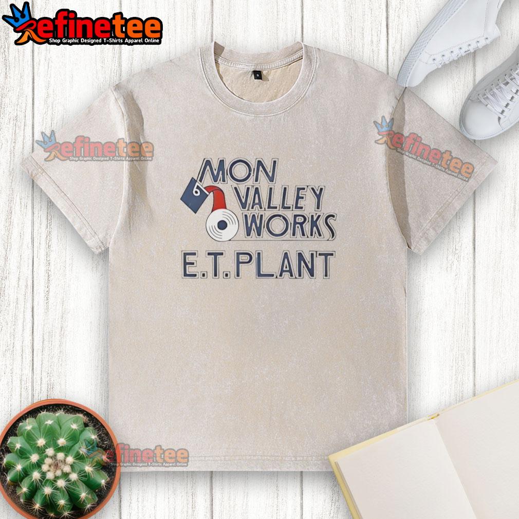 Alt Text: Premium Mon Valley Works E.T. Plant molten metal pour design on a washed T-shirt, perfect for metalwork enthusiasts.